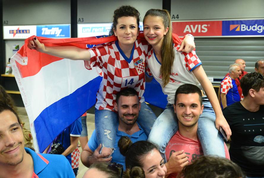 Tisuće ljudi dočekale 'vatrene'! Navijači skandirali Anti Čačiću