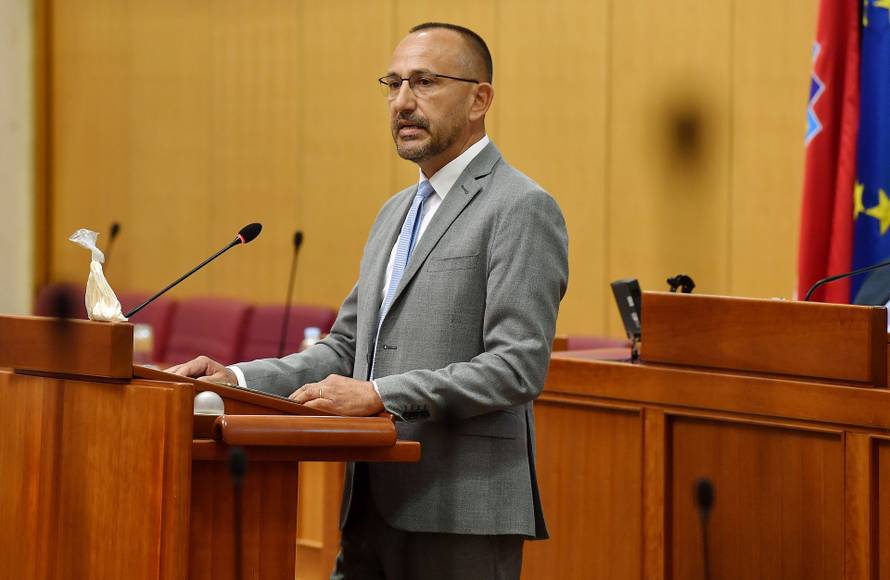 Zekanović mahao vrećicom s bijelim prahom u Saboru: 'Ovo sam pronašao na Pantovčaku'