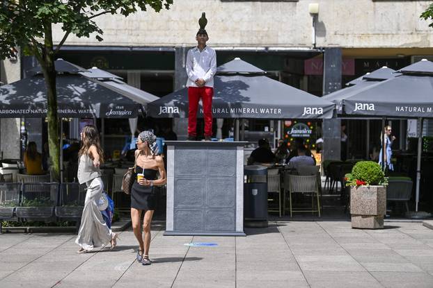 Zagreb: Noć Performansa - Siniša Labrović  - A monument to the pigeon na Cvjetnom trgu