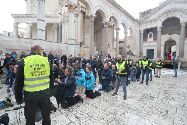 Split: Ana Fridrih Lekić među moliteljima na Peristilu izvela svoj performans