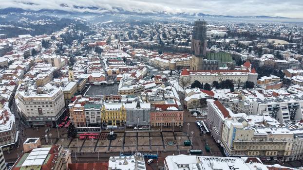 Pogled iz zraka na centar Zagreba prekriven snijegom
