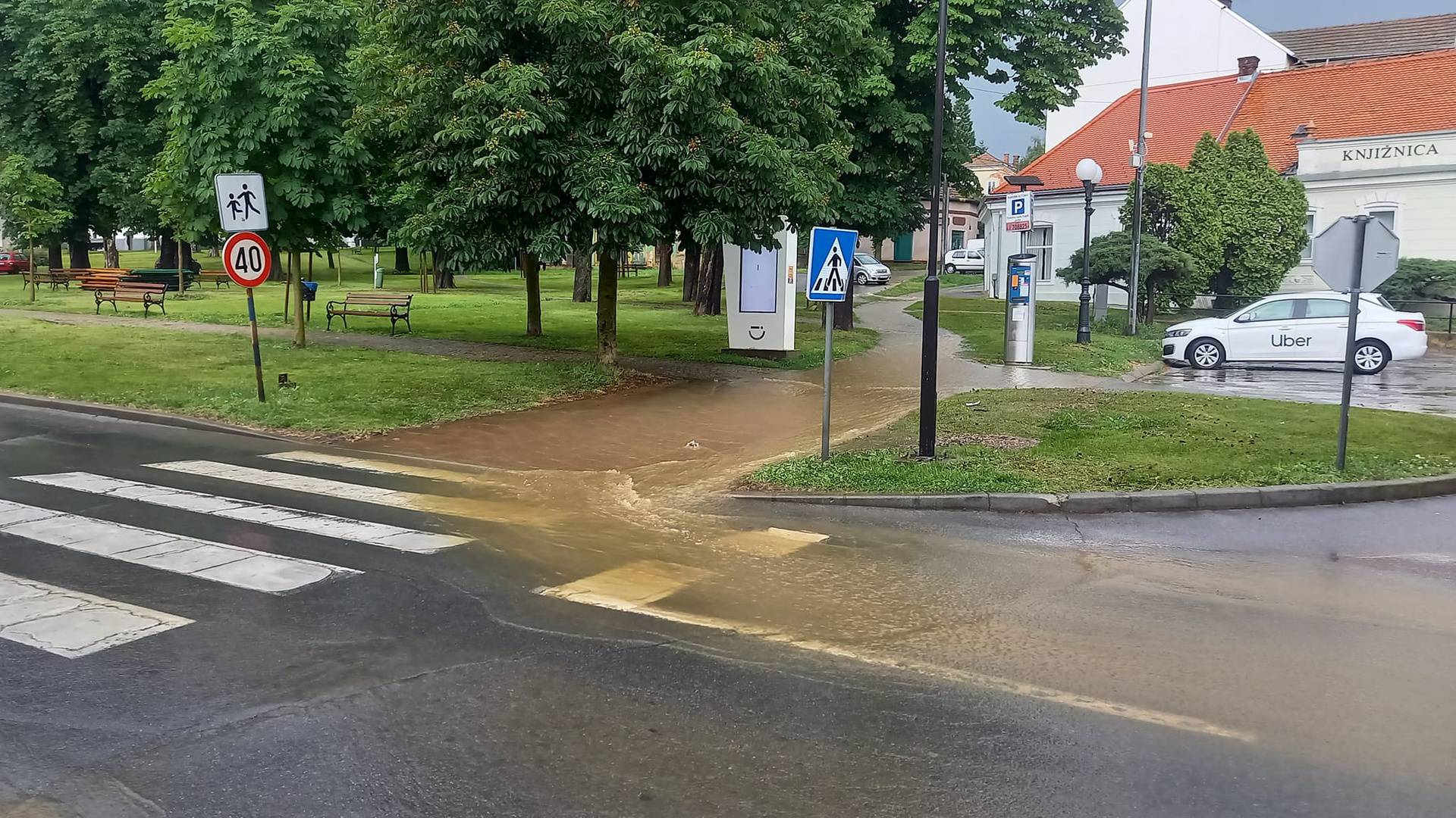 Katastrofa u Kutini i okolici: Vatrogasci zatrpani pozivima,  poplavila škola, sud, kuće...