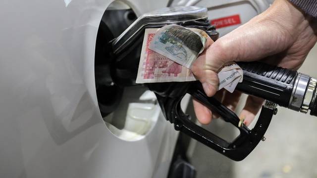 Država kaže da može pomoći intervenirati u cijenu goriva, pa što se onda još točno čeka?