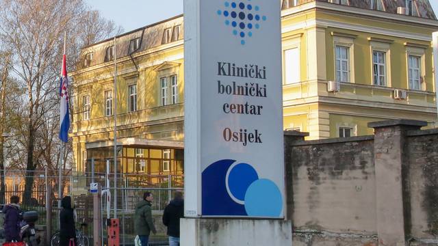 Osijek: Ulaz u KBC Osijek dozvoljen samo kroz trijažni šator