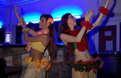 Hula hula plesačice mamile su poglede gostiju Escape bara