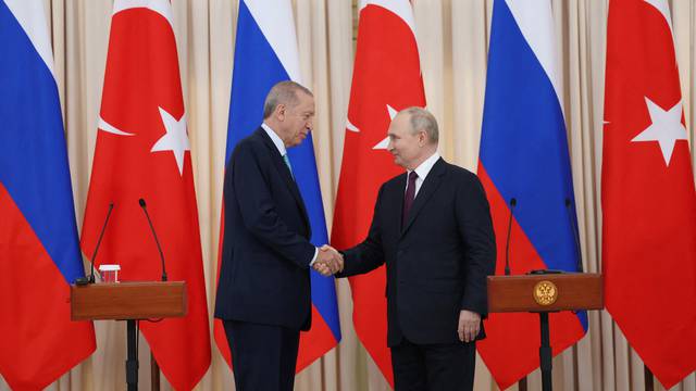 Turkish President Erdogan and his Russian counterpart Putin hold a press conference in Sochi