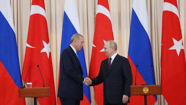 Turkish President Erdogan and his Russian counterpart Putin hold a press conference in Sochi