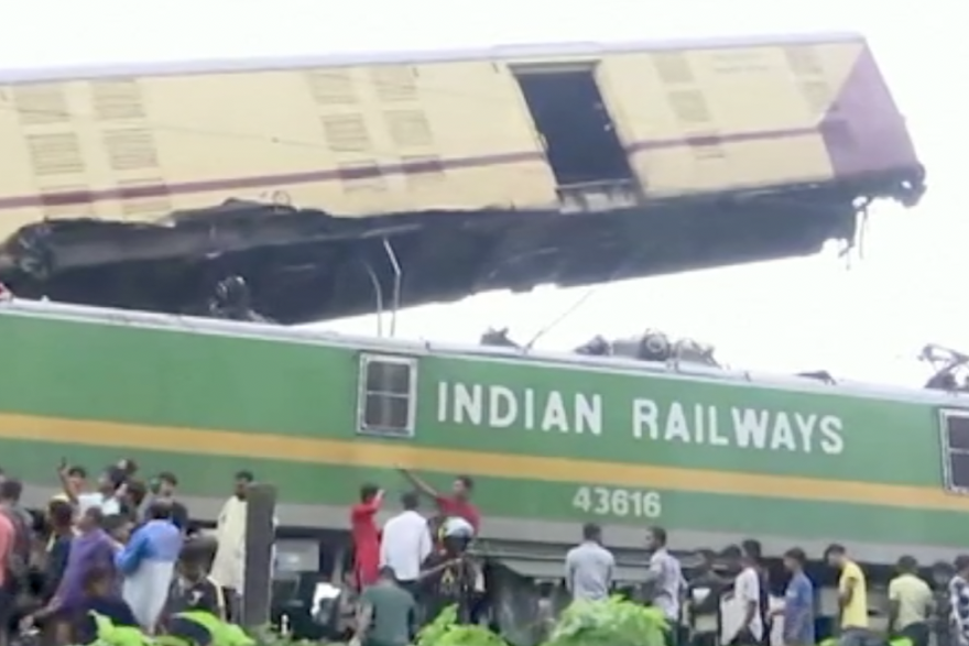 Najmanje 13 poginulih u sudaru vlakova u zapadnom Bengalu u Indiji