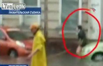 Žena upala u kanalizaciju usred bijela dana u Moskvi