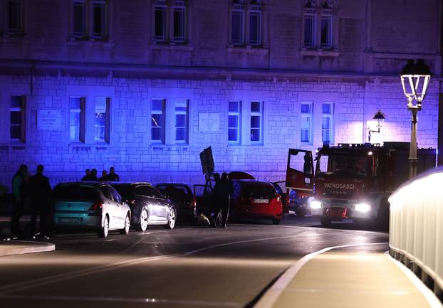 Trogir: Autom se zabio u parkirana vozila i poginuo