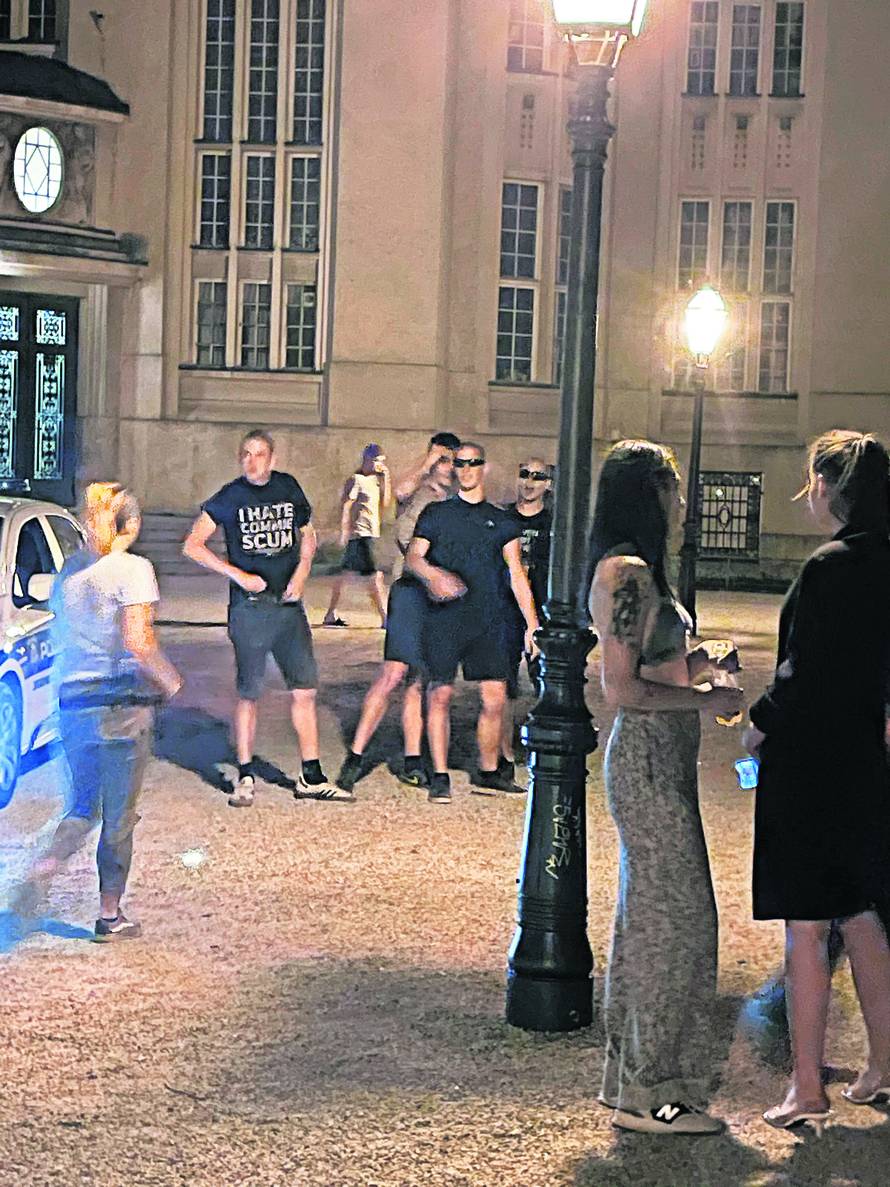 Zapalili LGBT zastavu, a našoj novinarki dali šaku u glavu kad ih je snimala. Policija je gledala