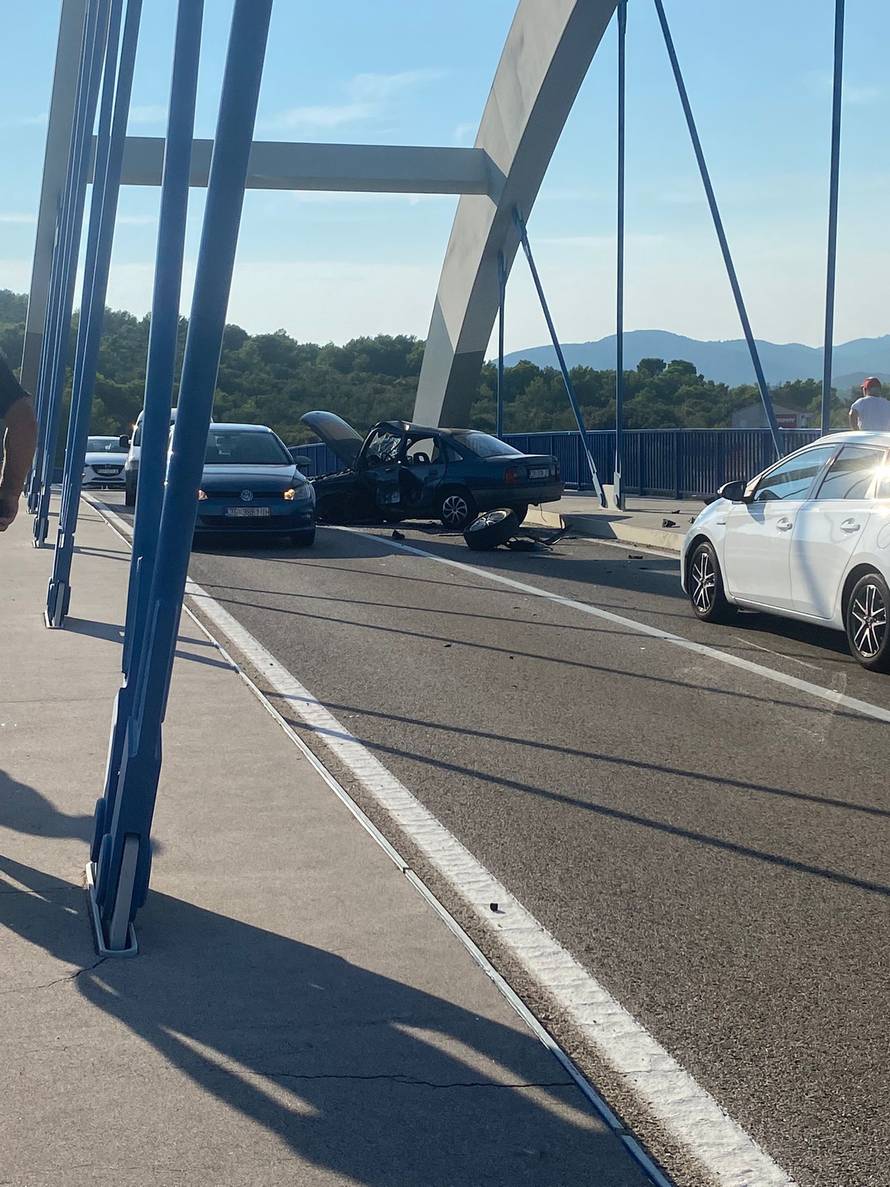 Dvoje ozlijeđenih u sudaru automobila na mostu Ždrelac