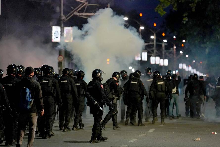 Neredi u Beogradu, sukobili se prosvjednici i policija