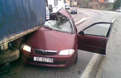 Mazda smrskana u sudaru, vozačica teško ozlijeđena