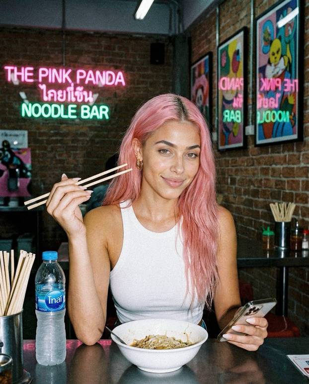 FOTO Fitness influencerica ružičaste kose živi savršen život - ali ona nije ono što mislite...