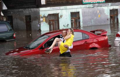 Kaos u Nižnjem: Poplava kakva u gradu nije viđena godinama...