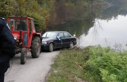 Majka i sin vozili se sa svadbe, sletjeli u jezero te se utopili