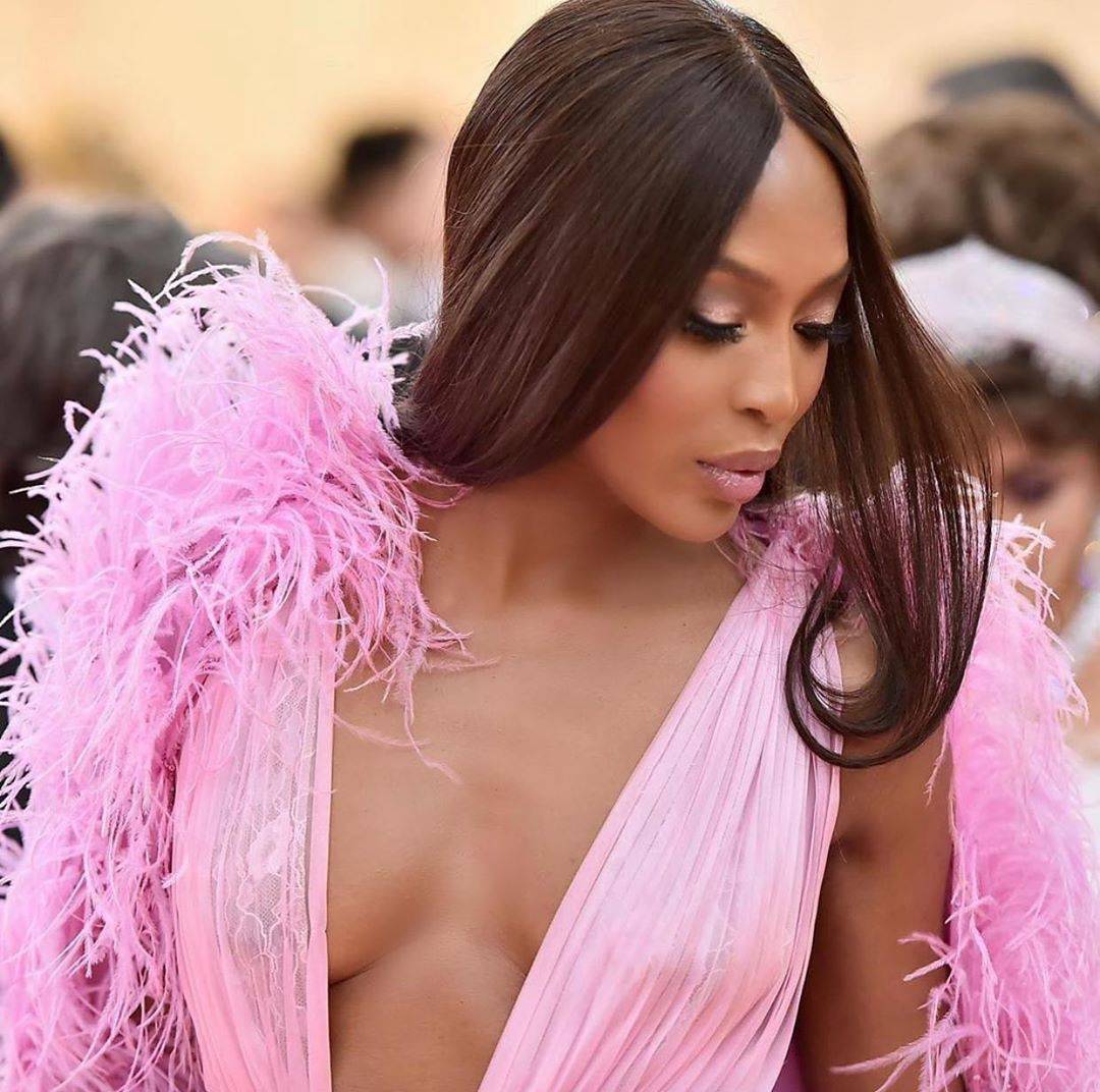 Naomi Campbell pozirala je bez ijednog komada odjeće na sebi