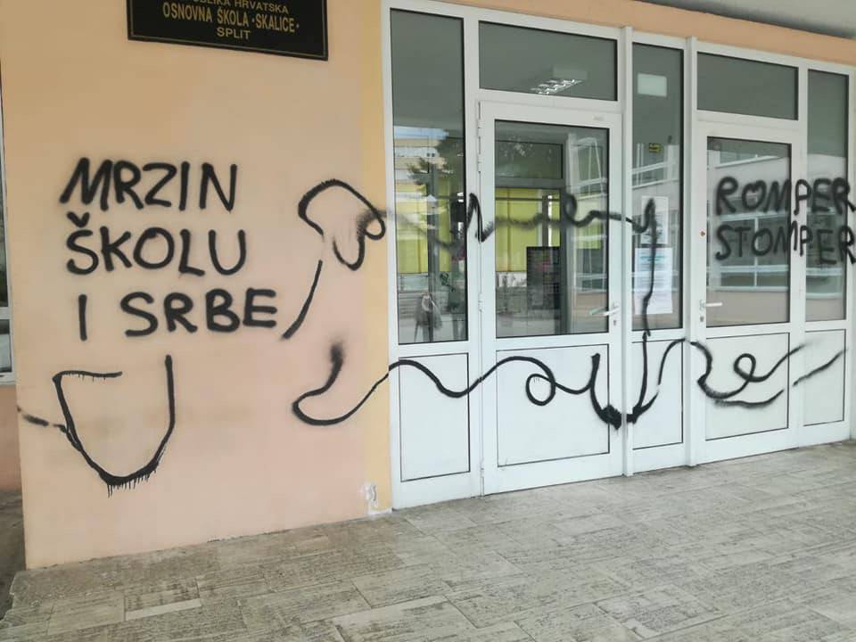 Vandali išarali splitsku školu: Osvanuli grafiti "Mrzi Srbiju"