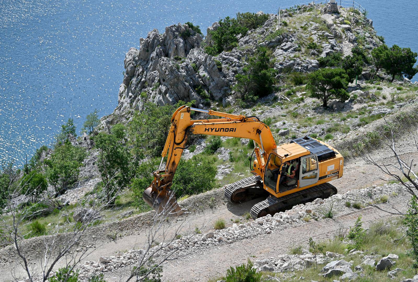 Započelo rušenje sedam bespravno sagrađenih objekata u uvali Vruja kod Brela