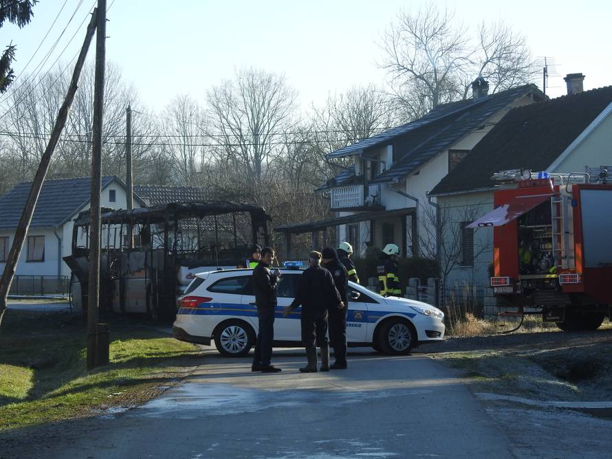 Video: 'Brzo, svi van!' Izgorio školski autobus kod Garešnice