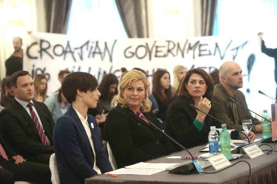 Izviždali Kolindu: 'Razočarali su me, prekinuli su moj govor'