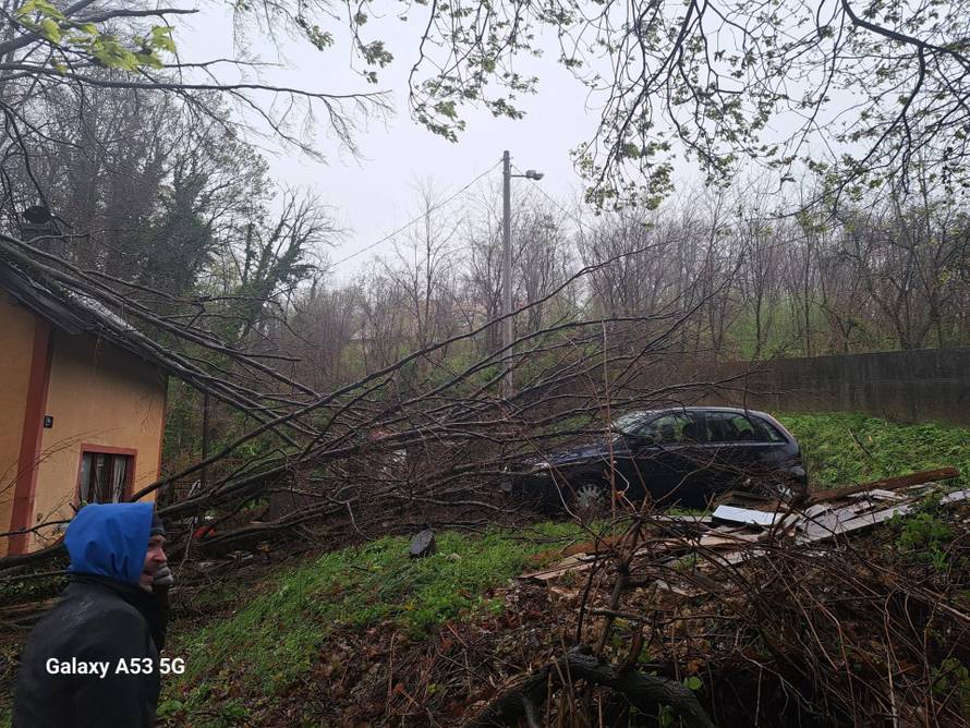 Palo im stablo na kuću: 'Bilo je kao u hororu! Dijete u naručju, puše vjetar, nema rasvjete...'