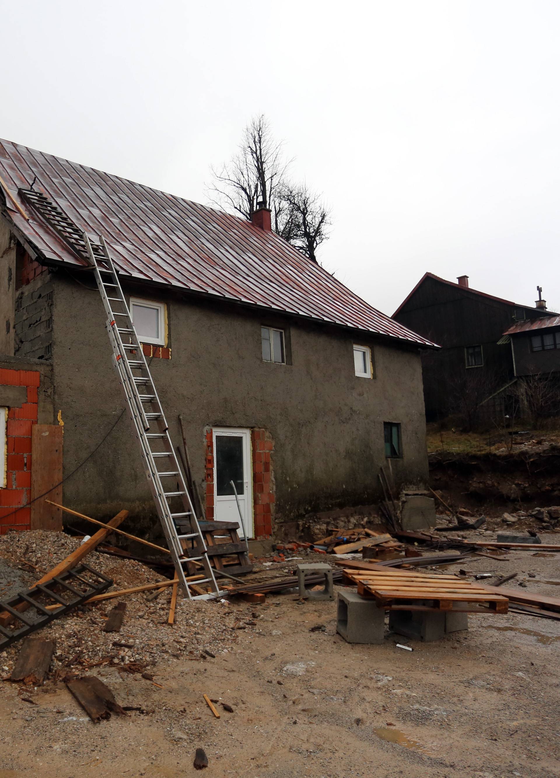 Tragedija kraj Fužina: Popravljao krov i poginuo