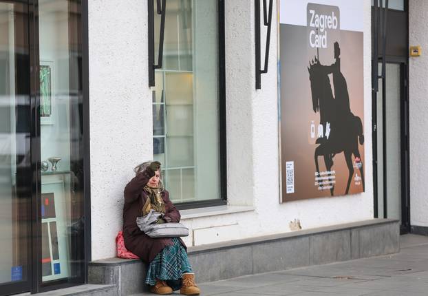 Zagreb: Interventna policija osigurava molitelje na glavnom Trgu