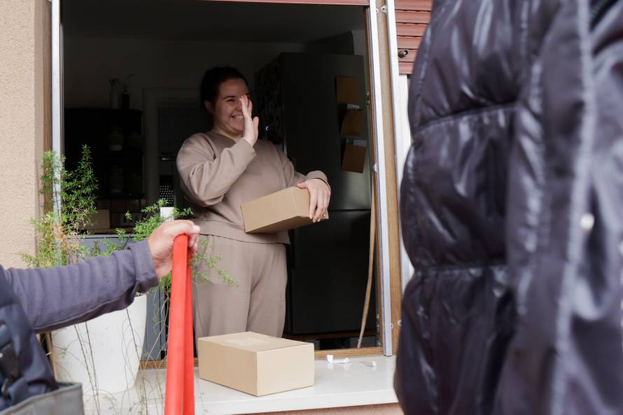 Karlovac: Vatrogasci i Crveni križ dostavljaju kruh građanima koji su u svojim kućama