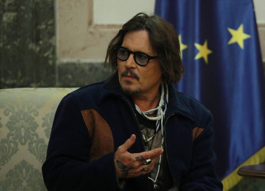 Depp pojavom oduševio fanove u Beogradu, a Vučića figuricom