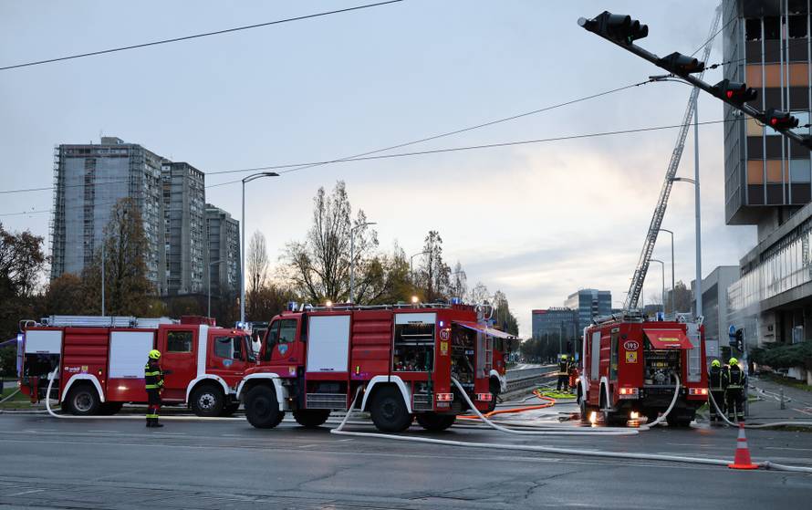 Zagreb: Nastavlja se gašenje Vjesnikovog nebodera, teška noć iza vatrogasaca
