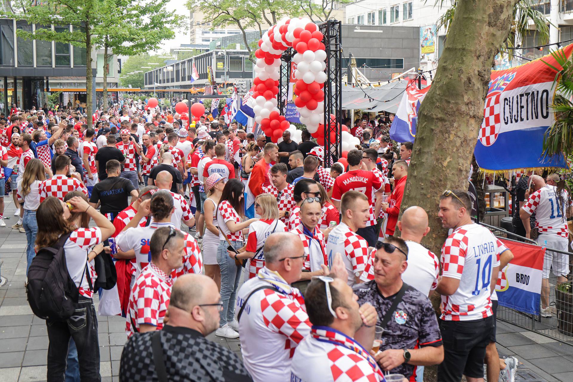 Navija?ka atmosfera na ulicama Rotterdama  uo?i ve?erašnje utakmice izme?u Hrvatske i Španjolske