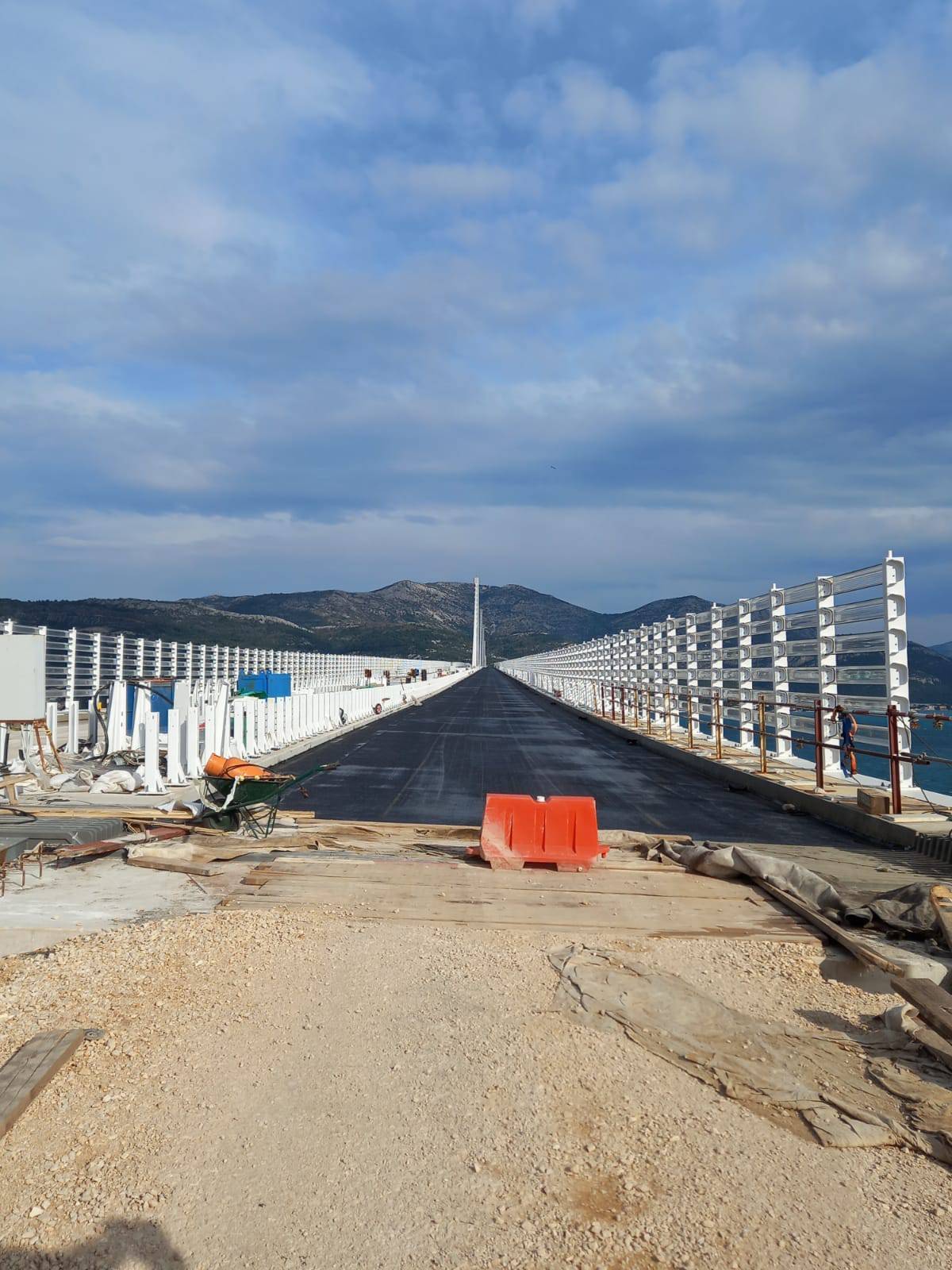 Vatrogasci peru Pelješki most: 'Polovicom 2022. godine bi trebala prijeći  prva vozila'