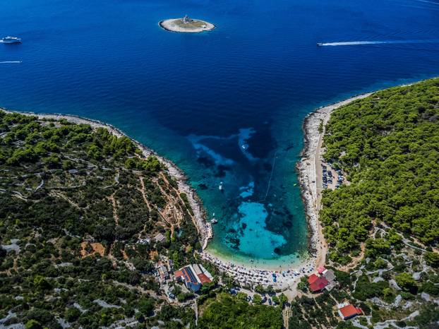 Spektakularan pogled iz zraka na uvalu i otočić Pokonji Dol kod Hvara