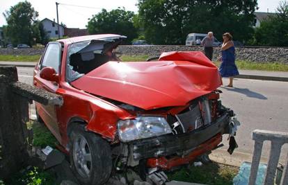 Čovjek ostao prikliješten nakon naleta vlaka na auto