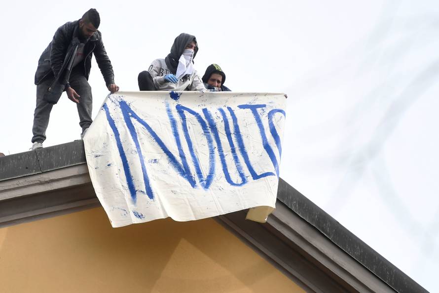 Totalni kaos u Italiji: Ispred zatvora mlate se s policijom