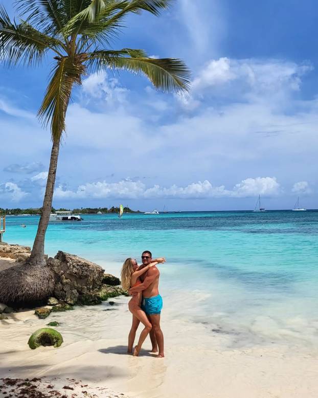 FOTO Majku je pratio do oltara, a sad se i sam oženio. Zvijezda rukometaša u braku s liječnicom