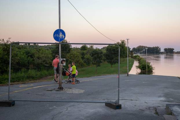 Drava se u popodnevnim satima prelila na šetnicu u Osijeku