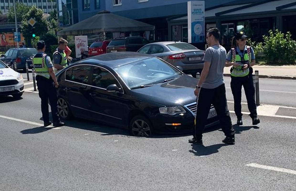 Vukovarska ulica u Zagrebu: Auto pao u rupetinu na cesti!