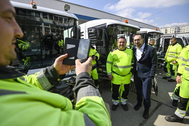 Zagreb: Gradonačelnik i voditelj podružnice Čistoće predstavili su nove čistilice za pranje i čišćenje javnih površina i prometnica
