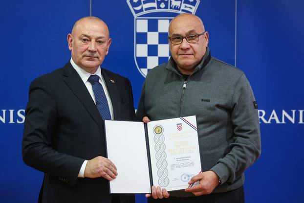 Zagreb: Ministar Tomo Medved uru?io je braniteljske zahvalnice postrojbama iz Domovinskog rata