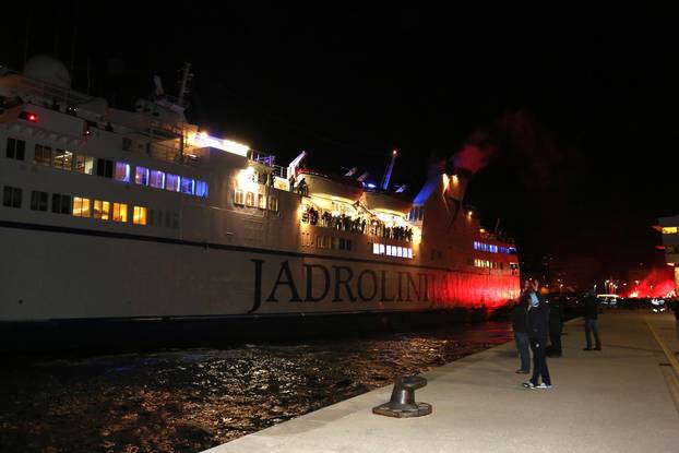 Rijeka: Navija?i HNK Rijeka Armada brodom Zadar krenuli za Split