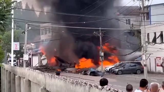 VIDEO: Kineski vojni avion pao nasred ulice: Jedan stanovnik je poginuo, dvojica su ozlijeđena