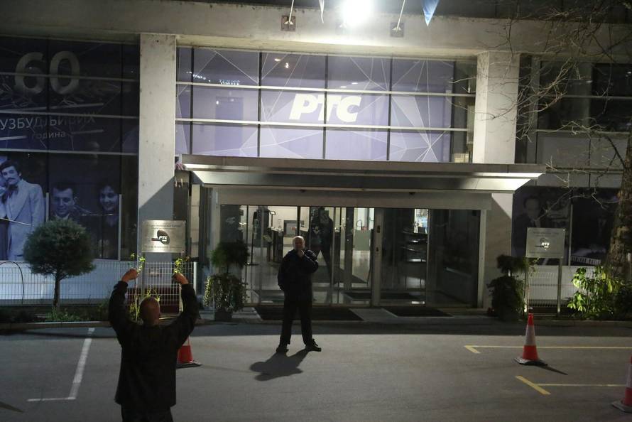 Beograd: Više novinarskih ekipa nego fanova Anđele Ignjatović - Breskvice okupilo se na skupu podske ispred zgrade RTS-a