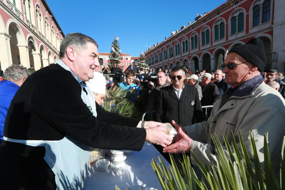 Splićani razgrabili 5000 porcija bakalara, u Puli se jele srdele...