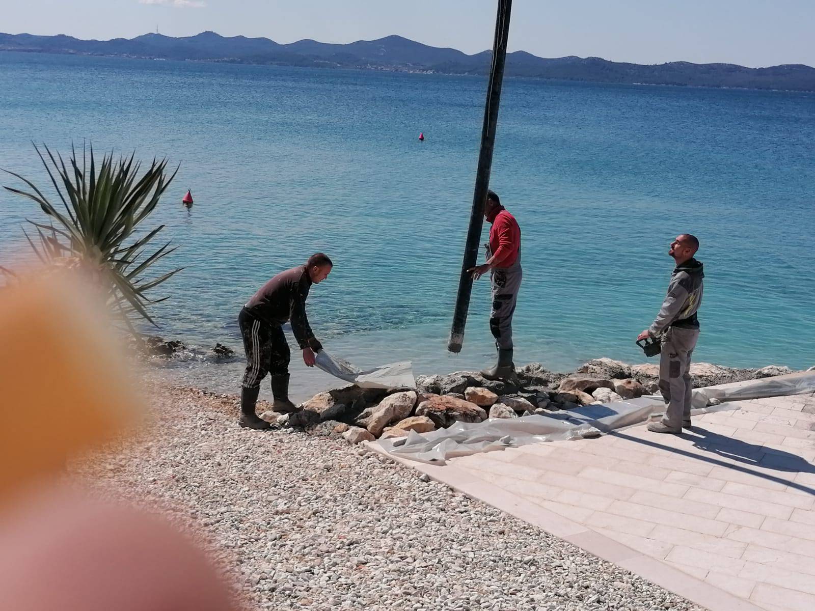 Betonirali blizu Modrićeve vile na plaži, radnici nestali, svi šute