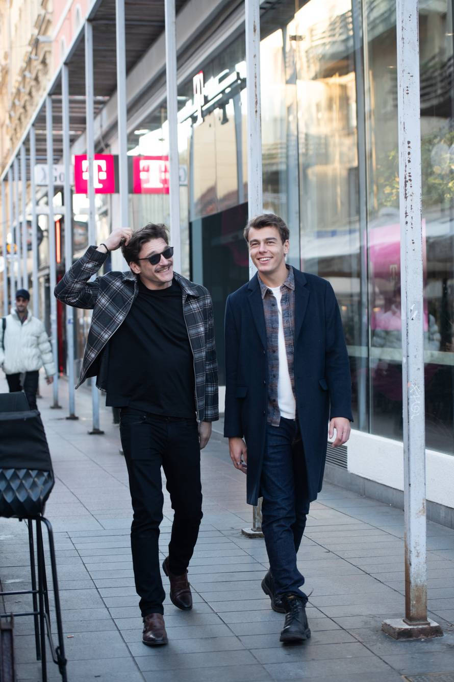 Za koga li su buketi? Marko i Nikola iz 'Divljih pčela' popili kavu pa kupili divno cvijeće