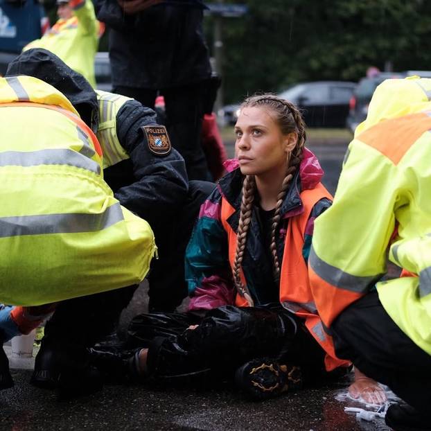 FOTO Klima-Shakira u središtu skandala. Atraktivna Anja htjela oštetiti Merzov avion