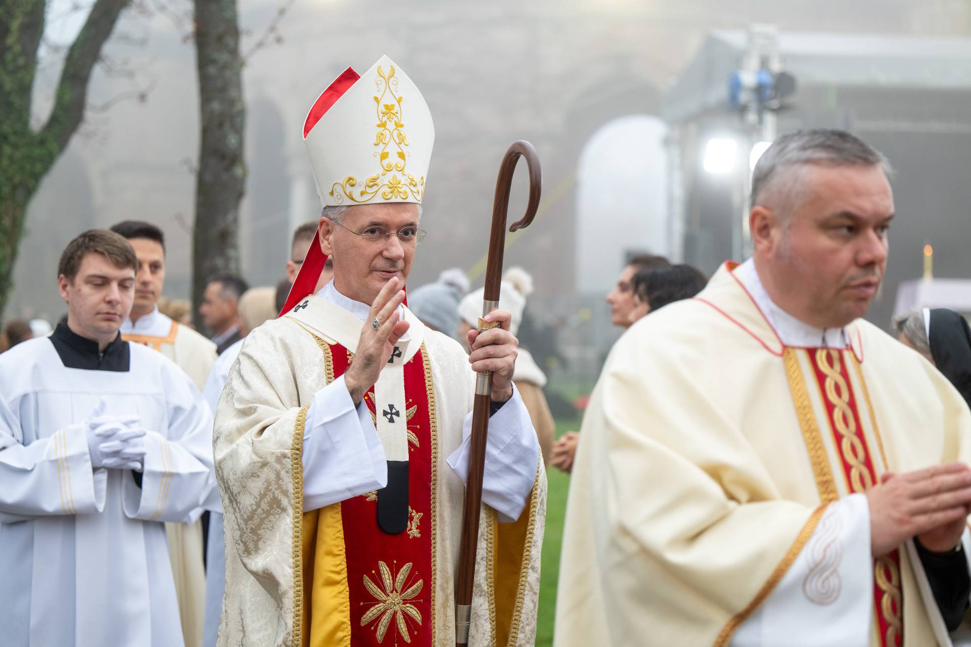 Središnje euharistijsko slavlje i molitva za pokojne na zagrebačkom gradskom groblju Mirogoj